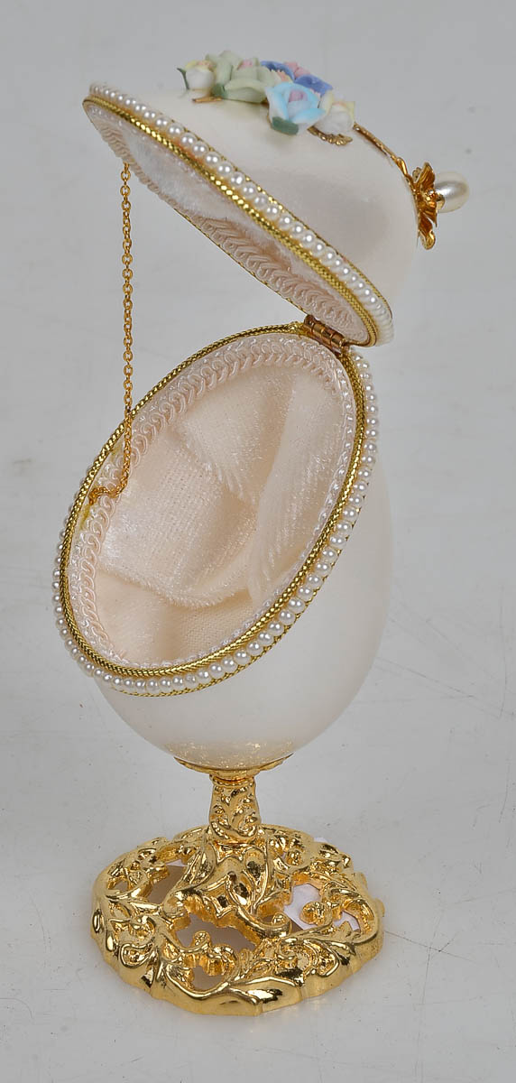 Ovo com perolas e flores estilo Fabergé, alt.15cm.