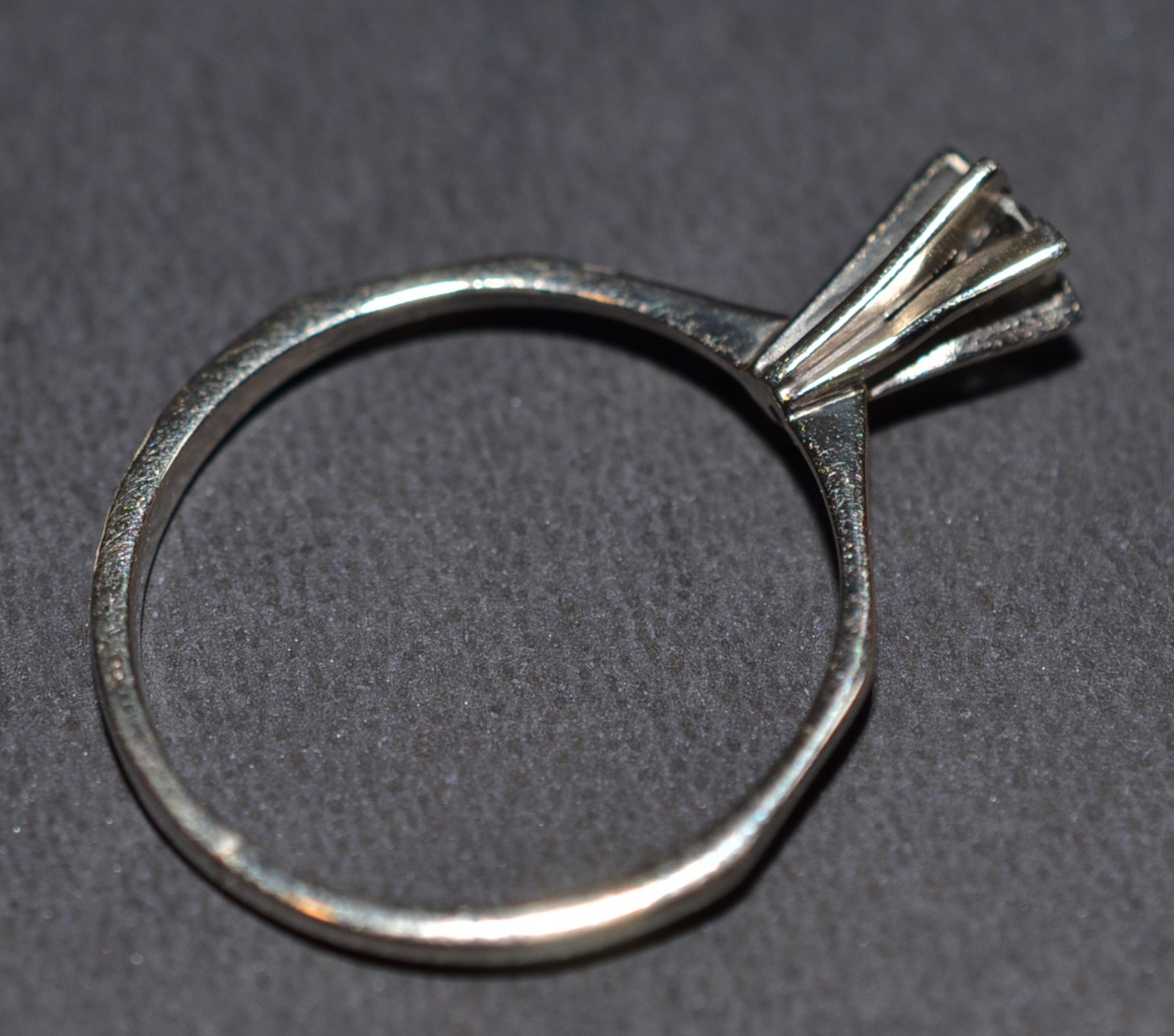 Solitário de ouro branco com um brilhante de 0,15 ct, aro 20. (Por... - foto 3 de 4