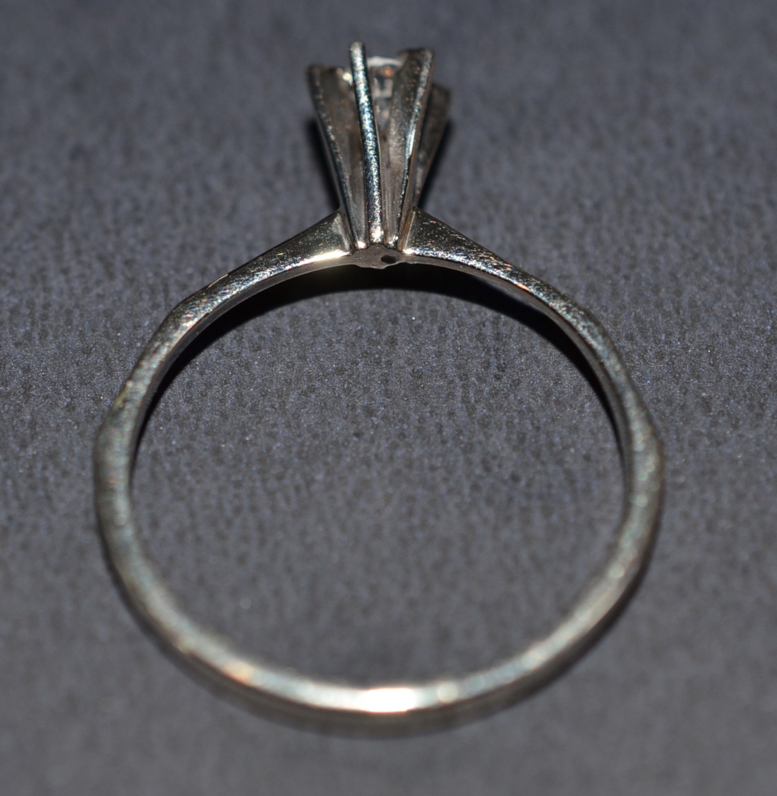 Solitário de ouro branco com um brilhante de 0,15 ct, aro 20. (Por... - foto 4 de 4