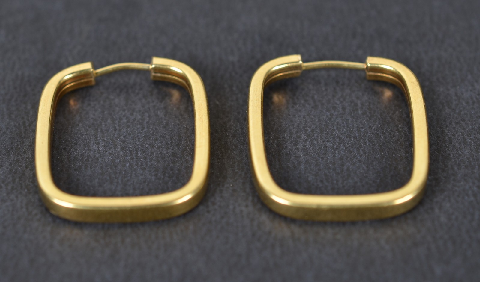 Par de brincos de ouro 18k., contraste 750 modelo quadrado. (Por... - foto 1 de 4
