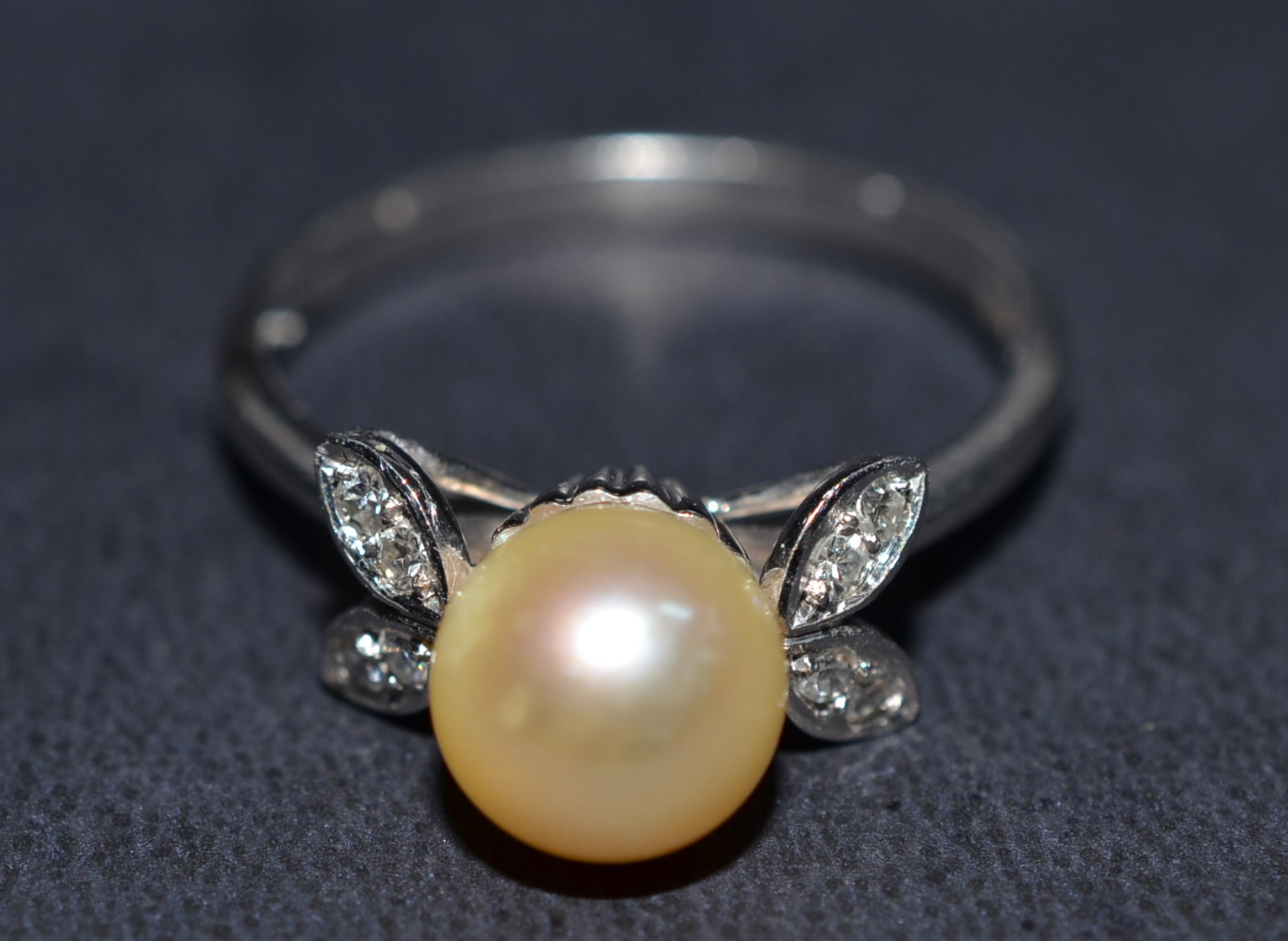 Antigo anel de ouro branco com 4 brilhantes e perola, aro 19. (Por... - foto 1 de 5