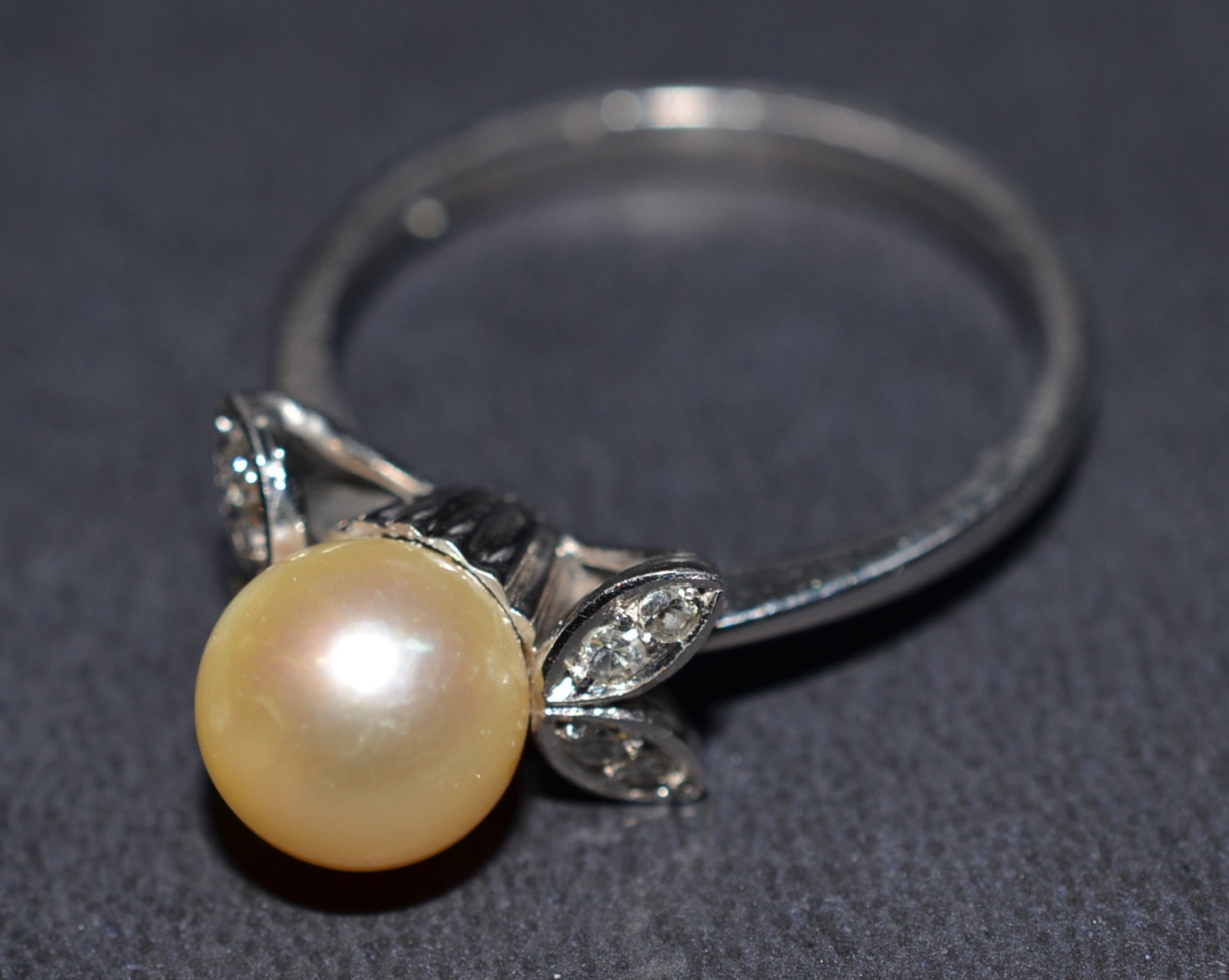 Antigo anel de ouro branco com 4 brilhantes e perola, aro 19. (Por... - foto 2 de 5