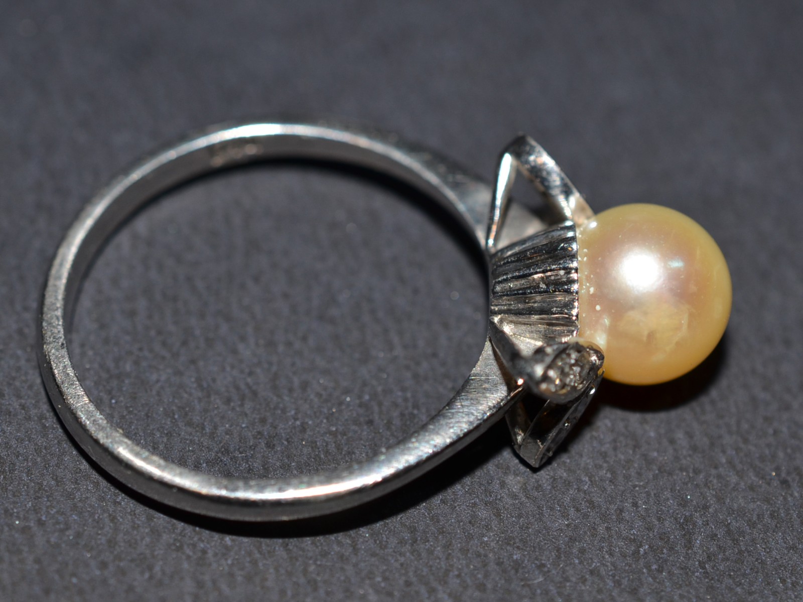 Antigo anel de ouro branco com 4 brilhantes e perola, aro 19. (Por... - foto 4 de 5