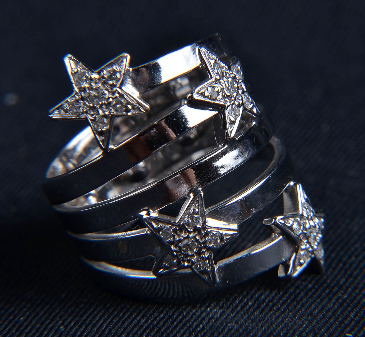 Anel em ouro branco 18k, estrelas com 24 brilhantes. Peso: 11,3 gr (...