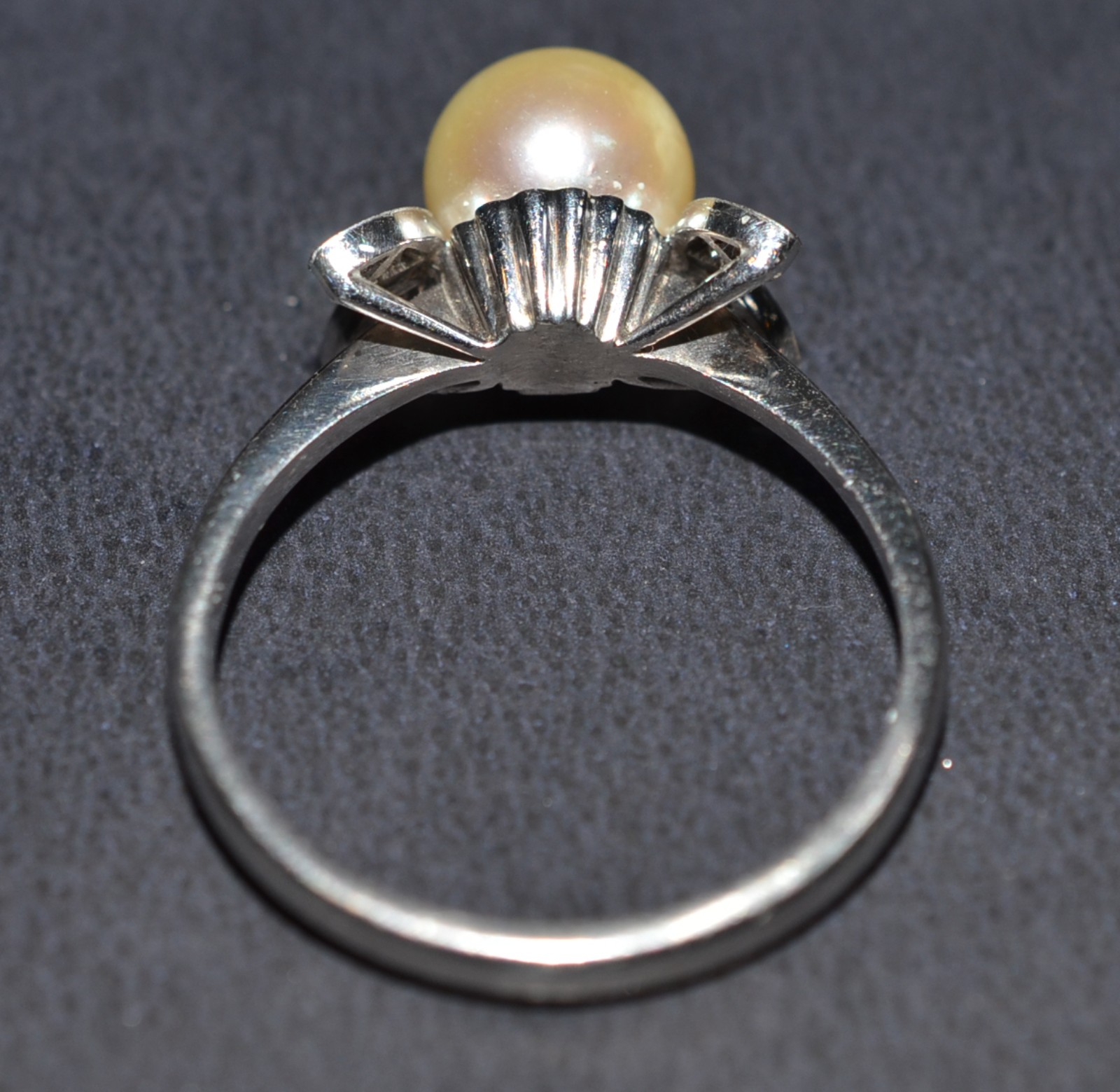 Antigo anel de ouro branco com 4 brilhantes e perola, aro 19. (Por... - foto 5 de 5