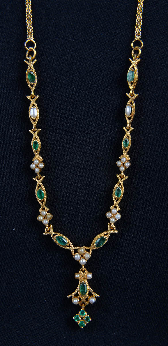 Antigo colar de ouro 18k c/ esmeraldas e micro perolas, 17,20g.