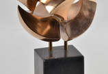 BRUNO GIORGI - Escultura de bronze repres.meteo... - BRUNO GIORGI - Escultura de bronze repres.meteoro, base de mármore preto. Alt.total 32 cm.