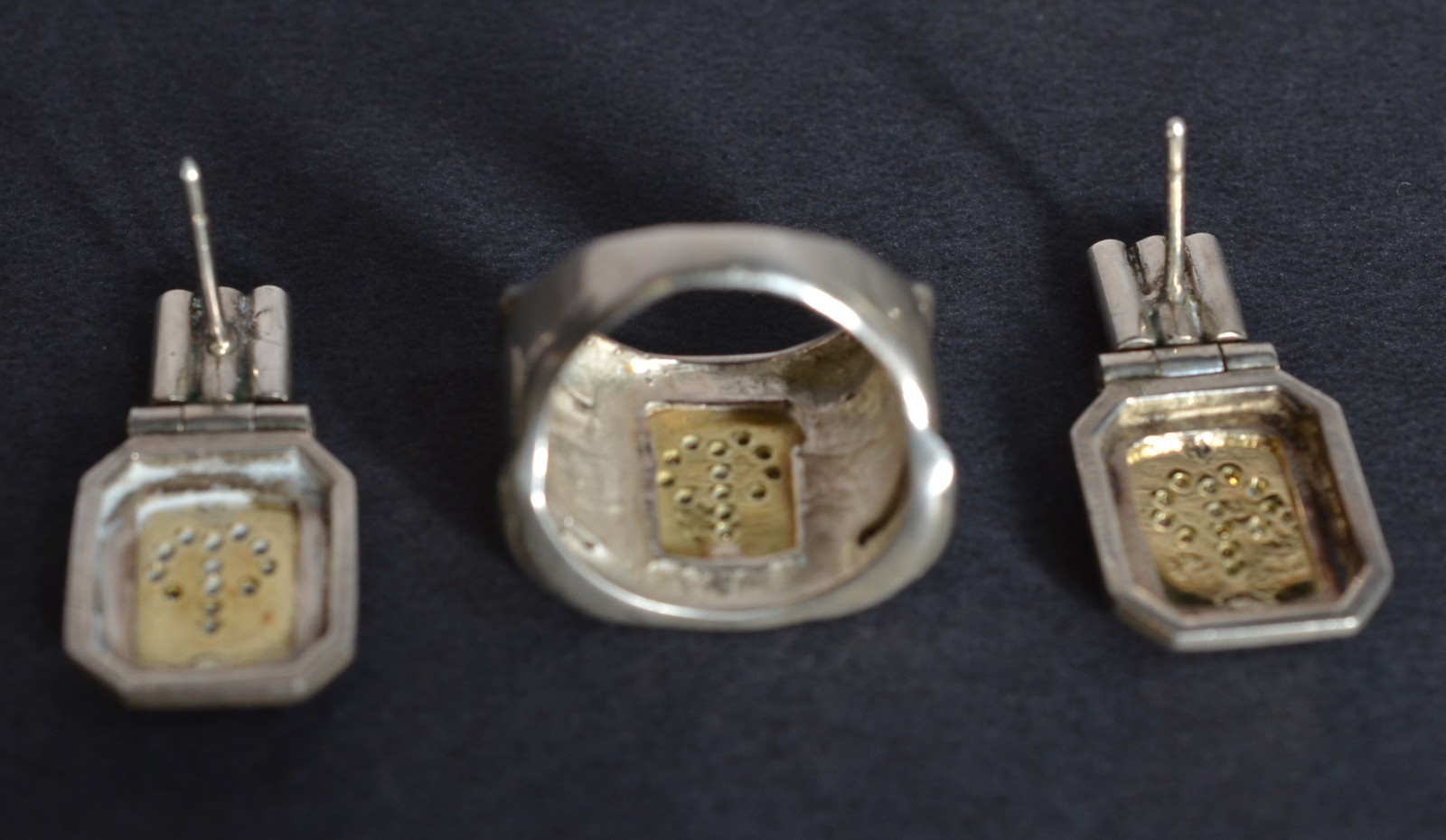 Conjunto composto de anel, aro 14 e par de brincos de prata com ouro... - foto 3 de 4