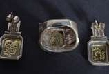 Conjunto composto de anel, aro 17 e par de brin... - Conjunto composto de anel, aro 17 e par de brincos de prata e detalhes em ouro. (Por motivos de segurança a peça não se encontra na loja)