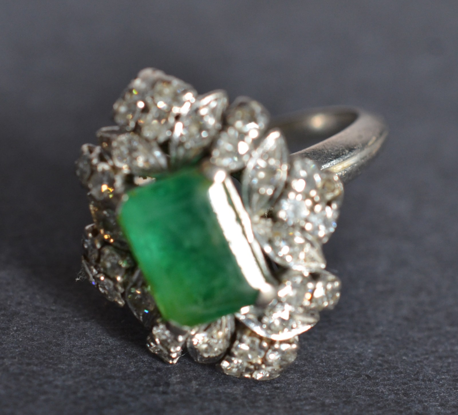 Anel de ouro branco baixo com pedra verde possivelmente esmeralda e... - foto 1 de 4