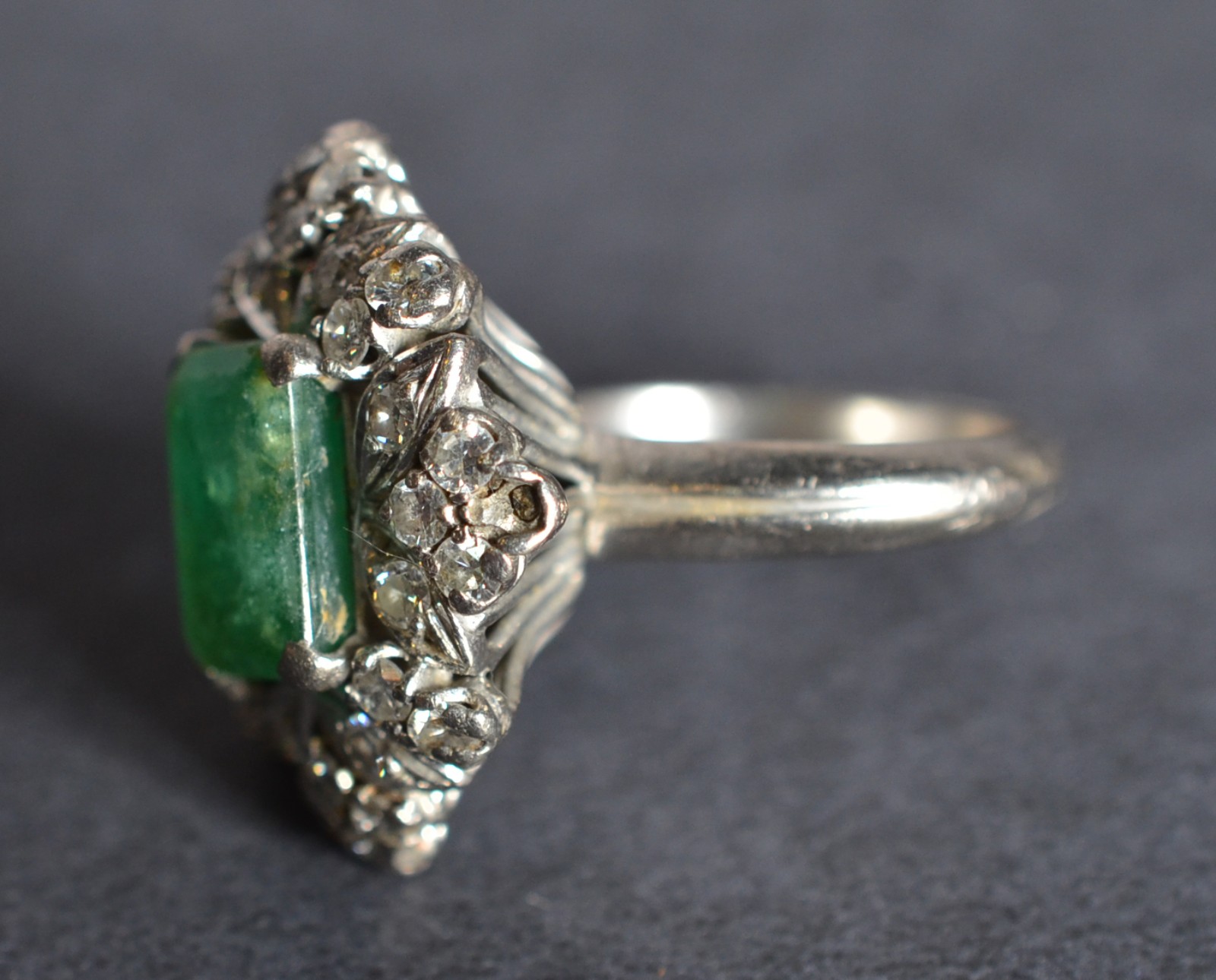 Anel de ouro branco baixo com pedra verde possivelmente esmeralda e... - foto 2 de 4
