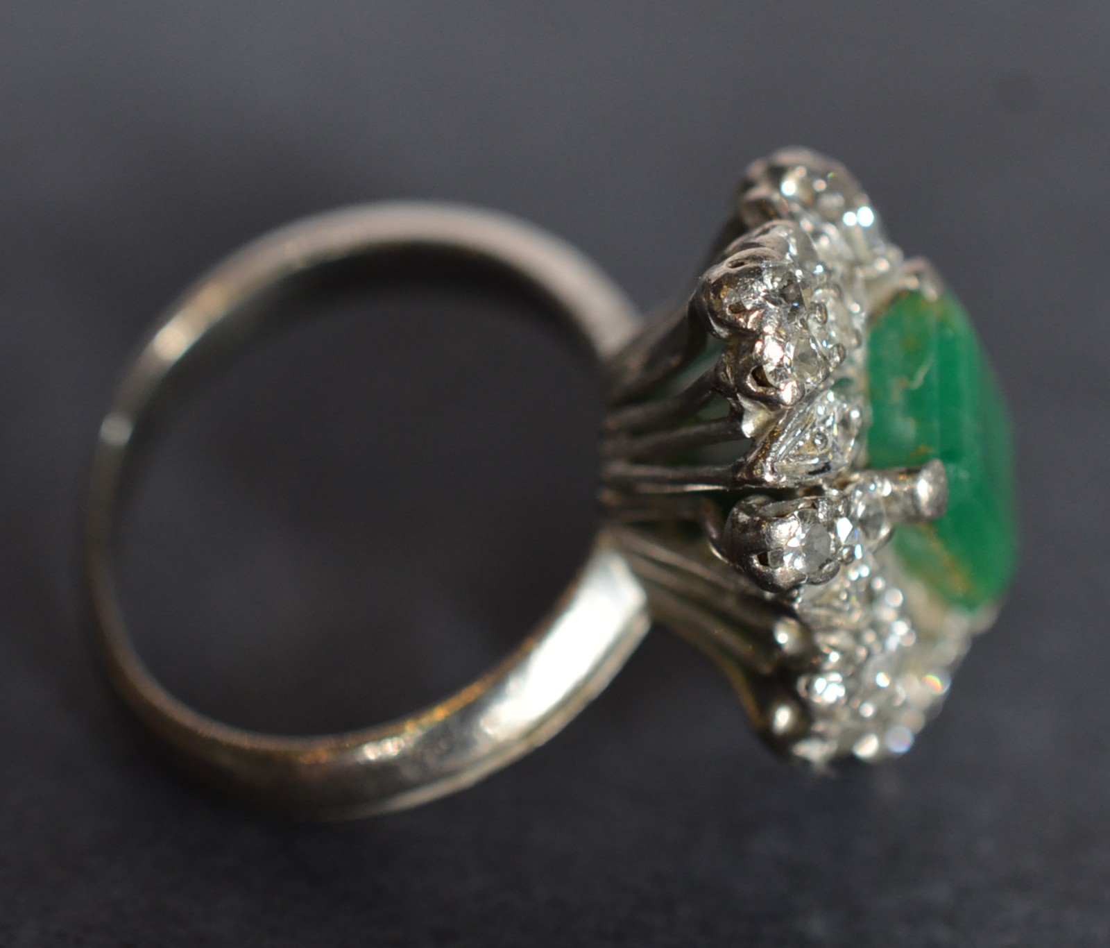 Anel de ouro branco baixo com pedra verde possivelmente esmeralda e... - foto 4 de 4
