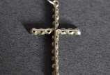 Crucifixo de ouro branco baixo com esmeraldas. - Crucifixo de ouro branco baixo com esmeraldas.