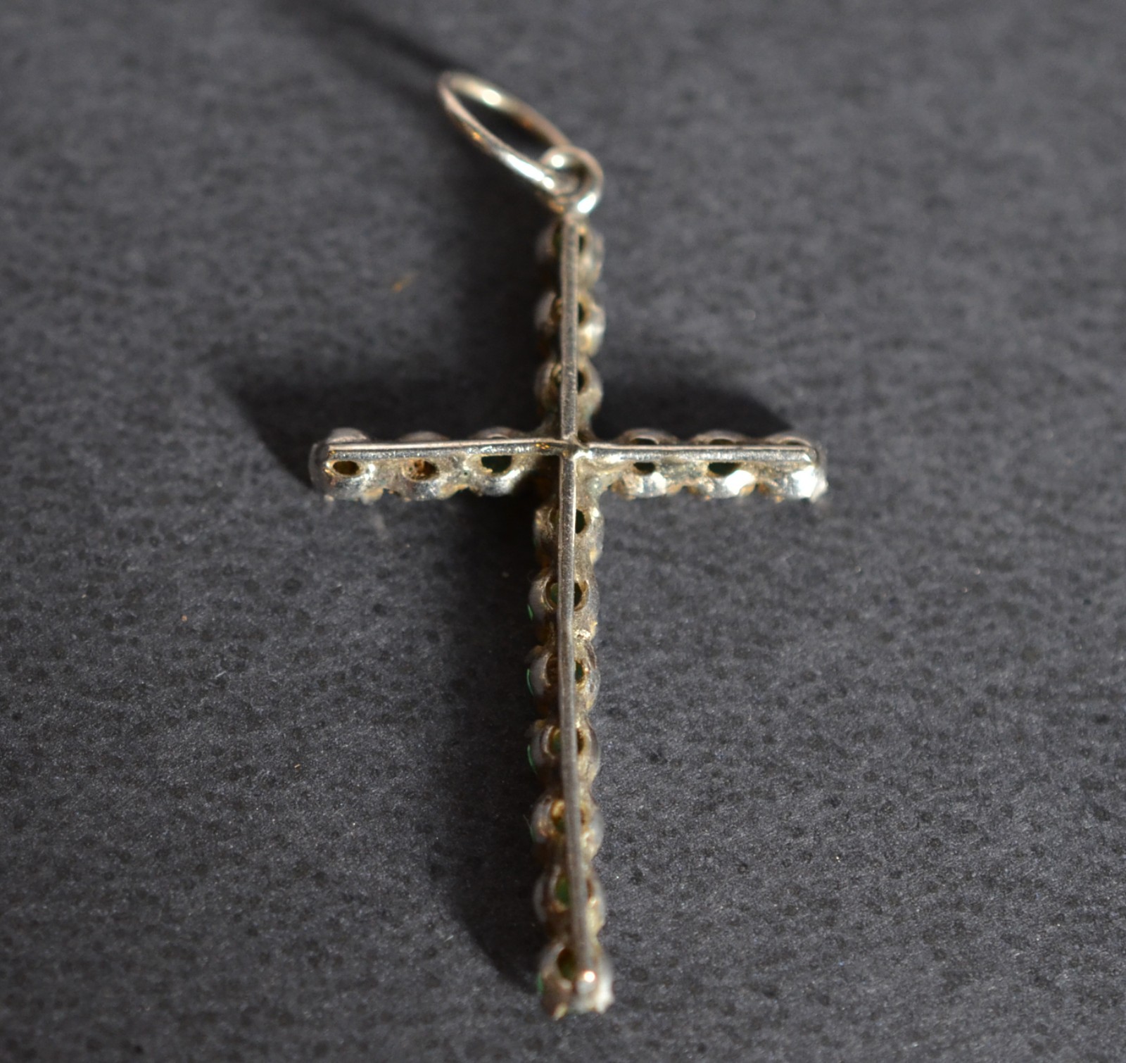 Crucifixo de ouro branco baixo com esmeraldas. - foto 3 de 3