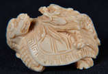 Netsuke de marfim repres. tartaruga com animal ... - Netsuke de marfim repres. tartaruga com animal nas costas