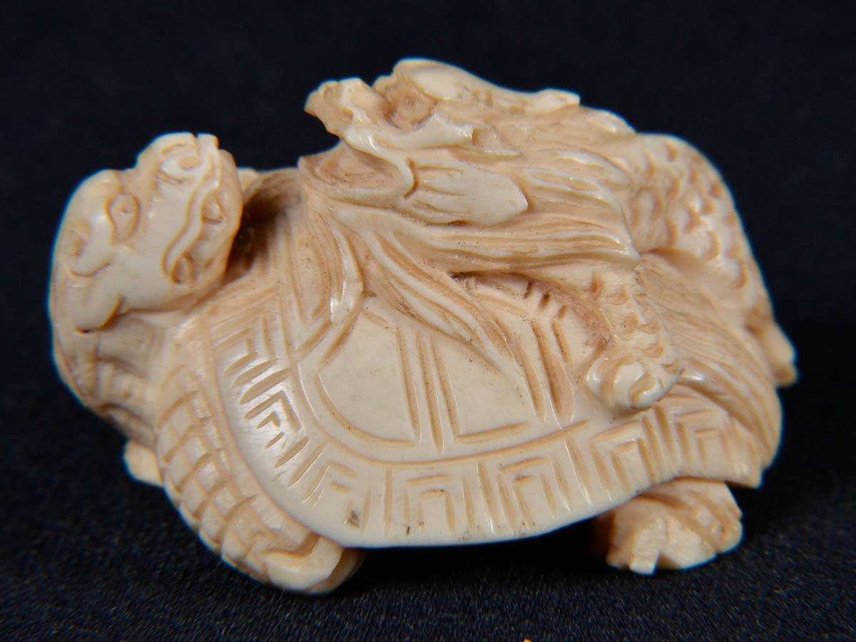 Netsuke de marfim repres. tartaruga com animal nas costas