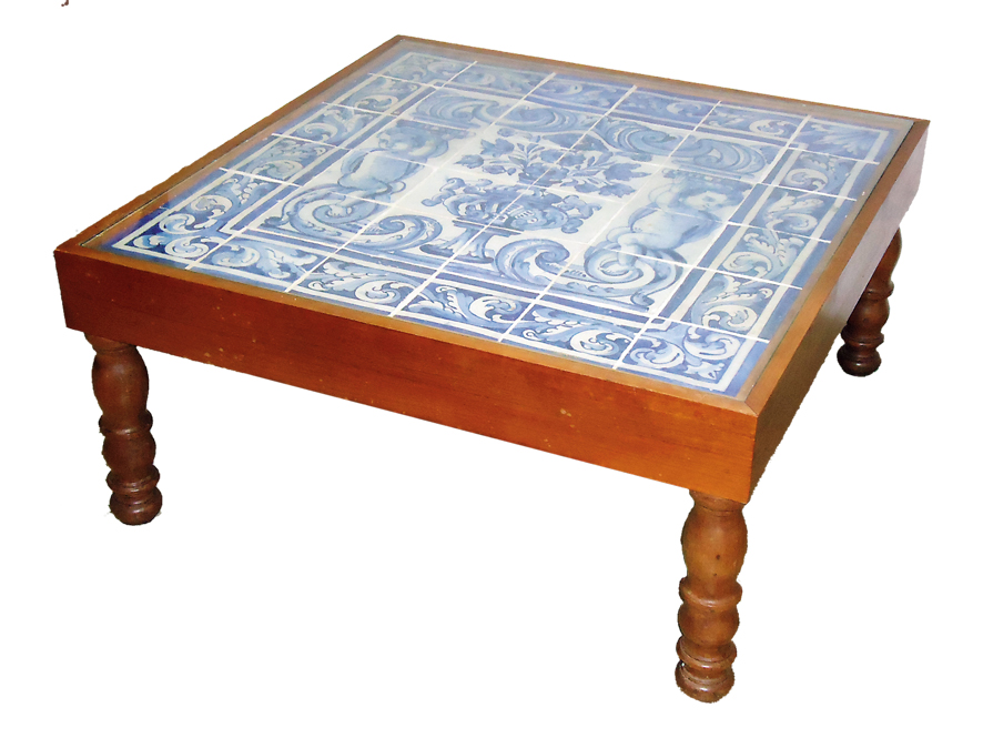 Mesa de centro em madeira c/ azulejos portugueses decorados com anjos...