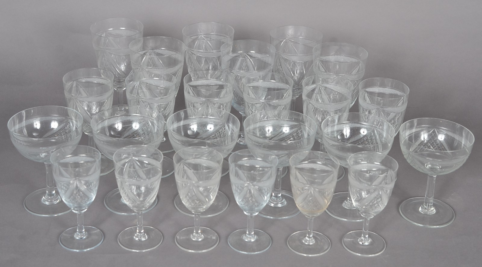 Serviço em cristal lapidado composto de: 6 taças para água, 6 taças... - foto 1 de 8