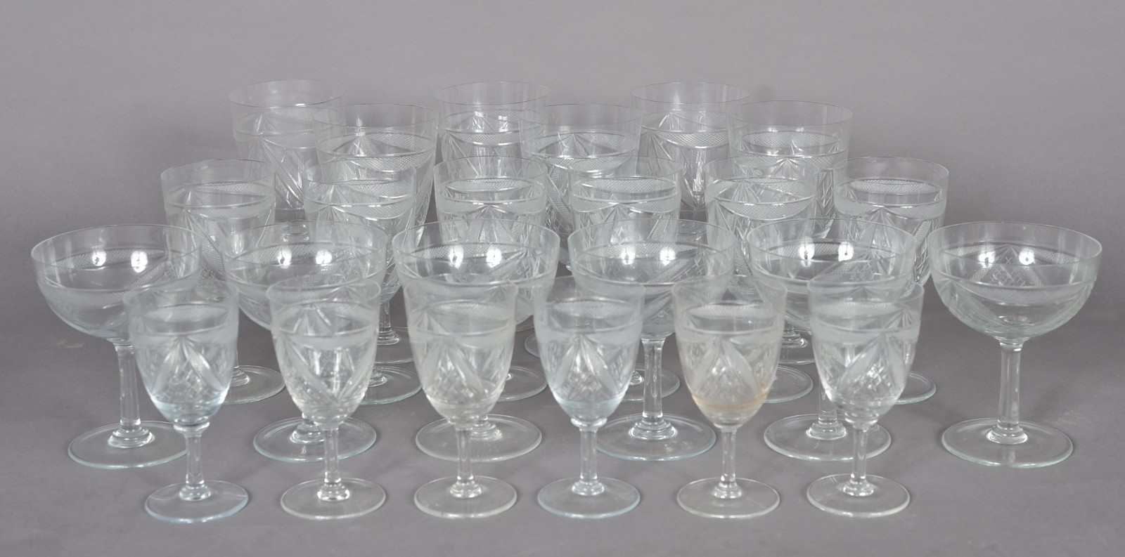 Serviço em cristal lapidado composto de: 6 taças para água, 6 taças... - foto 2 de 8