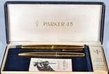 PARKER,  - Conjunto de canetas Parker 45, tinteiro e esferográfica, douradas, no estojo.