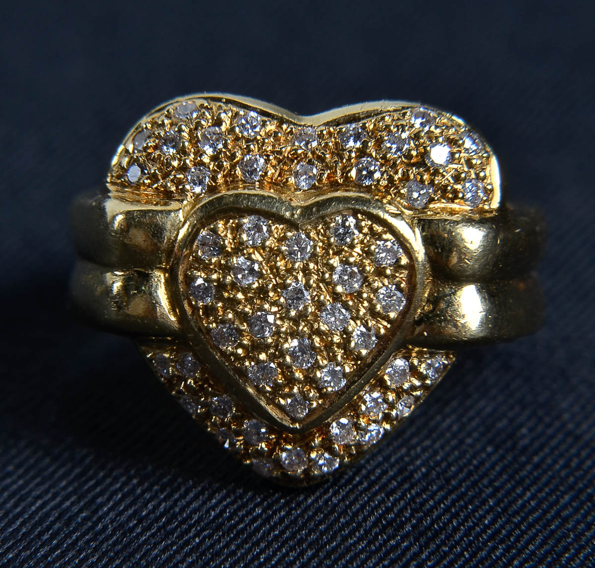 Anel de ouro 18 k feitio coracao c/ 52 brilhantes, cerca de 1,5cts...