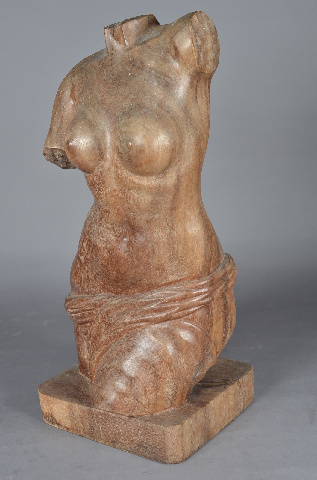 Escultura de madeira nobre representando torso feminino. - foto 2 de 7