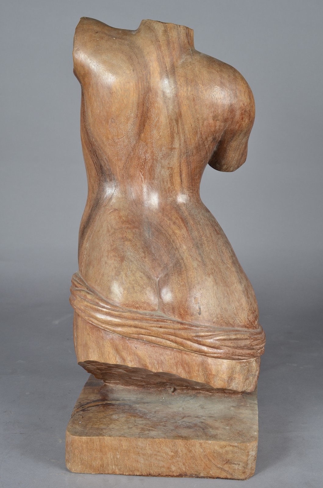 Escultura de madeira nobre representando torso feminino. - foto 4 de 7