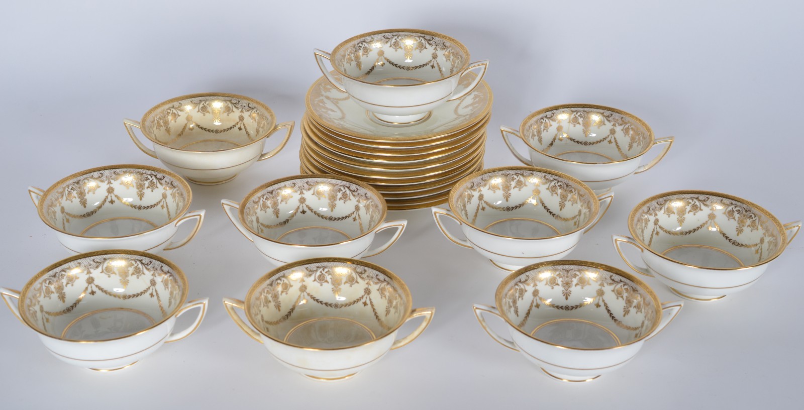Dez taças para consomé de porcelana inglesa Mintons filetada a ouro... - foto 1 de 9