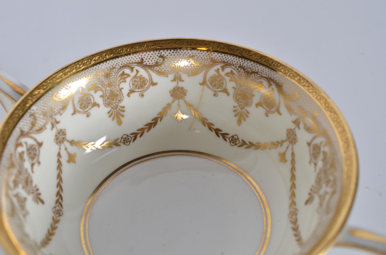 Dez taças para consomé de porcelana inglesa Mintons filetada a ouro... - foto 5 de 9