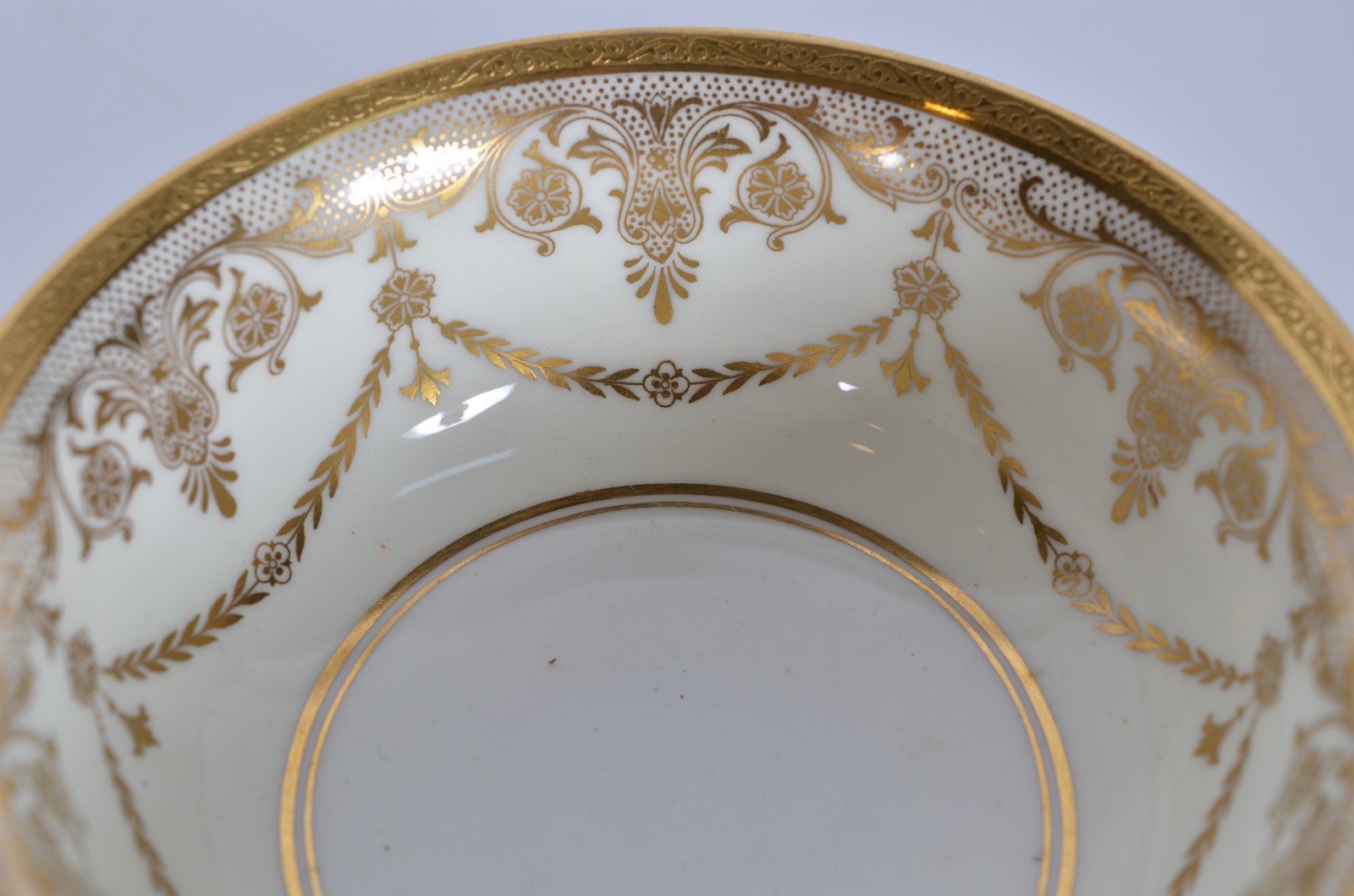 Dez taças para consomé de porcelana inglesa Mintons filetada a ouro... - foto 6 de 9