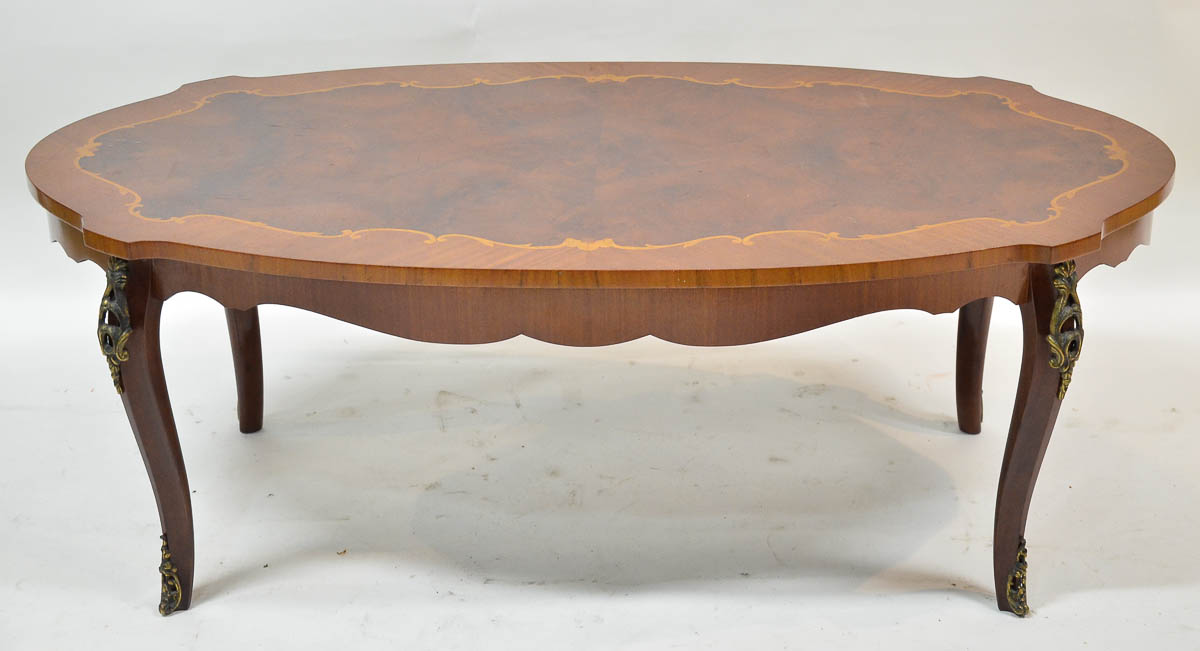 Mesa de centro de madeir nobre, tampo trabalhado em marqueterie, saia...