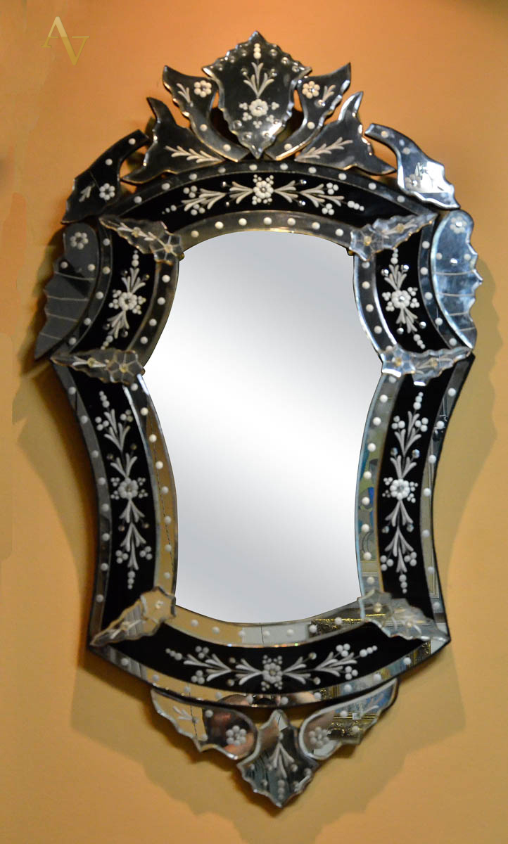 Espelho estilo veneziano c/ detalhes em preto. med. 110 x 63 cm.