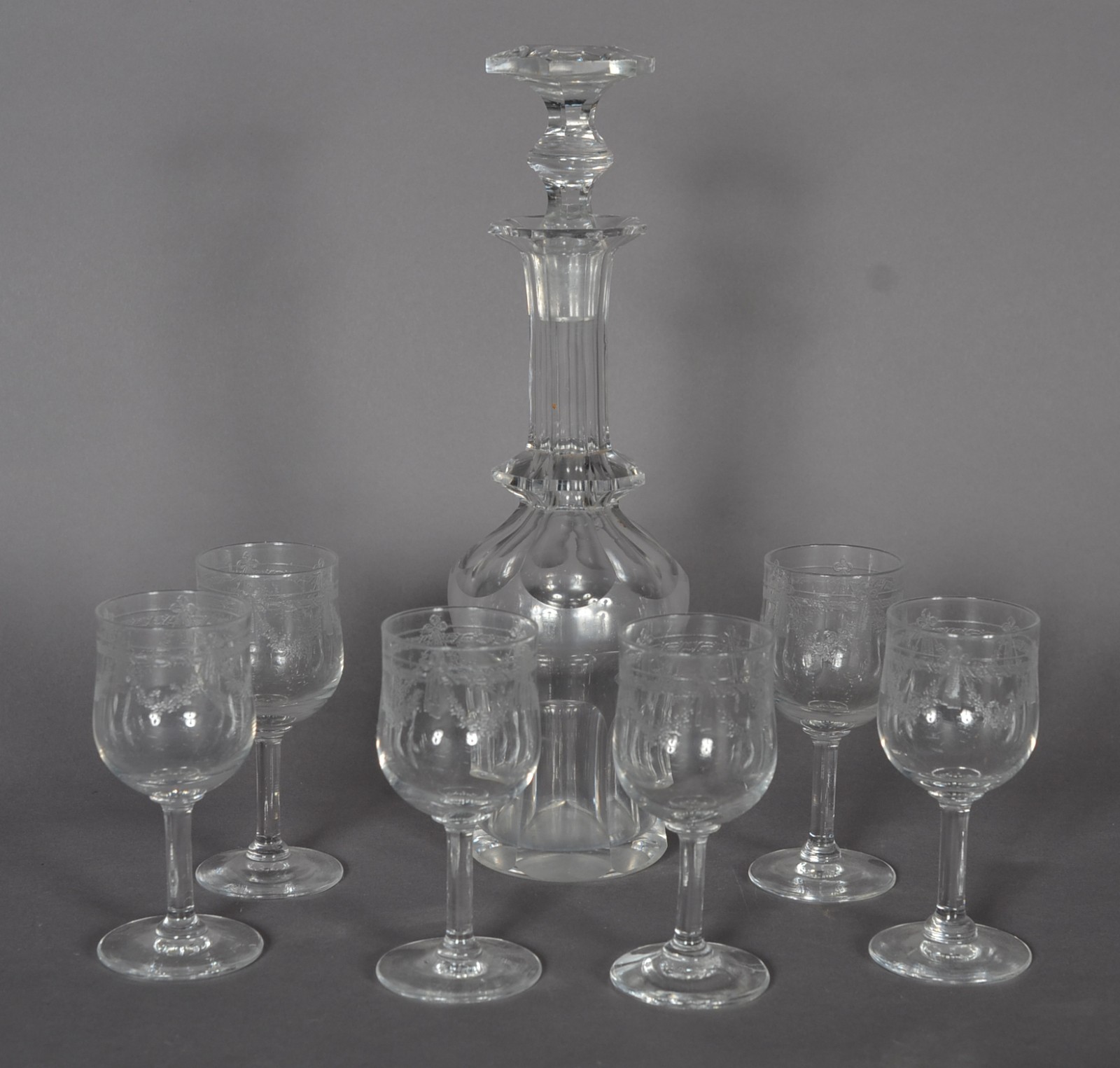 Conjunto de licoreira facetada com 6 cálices de cristal trabalhado... - foto 1 de 9