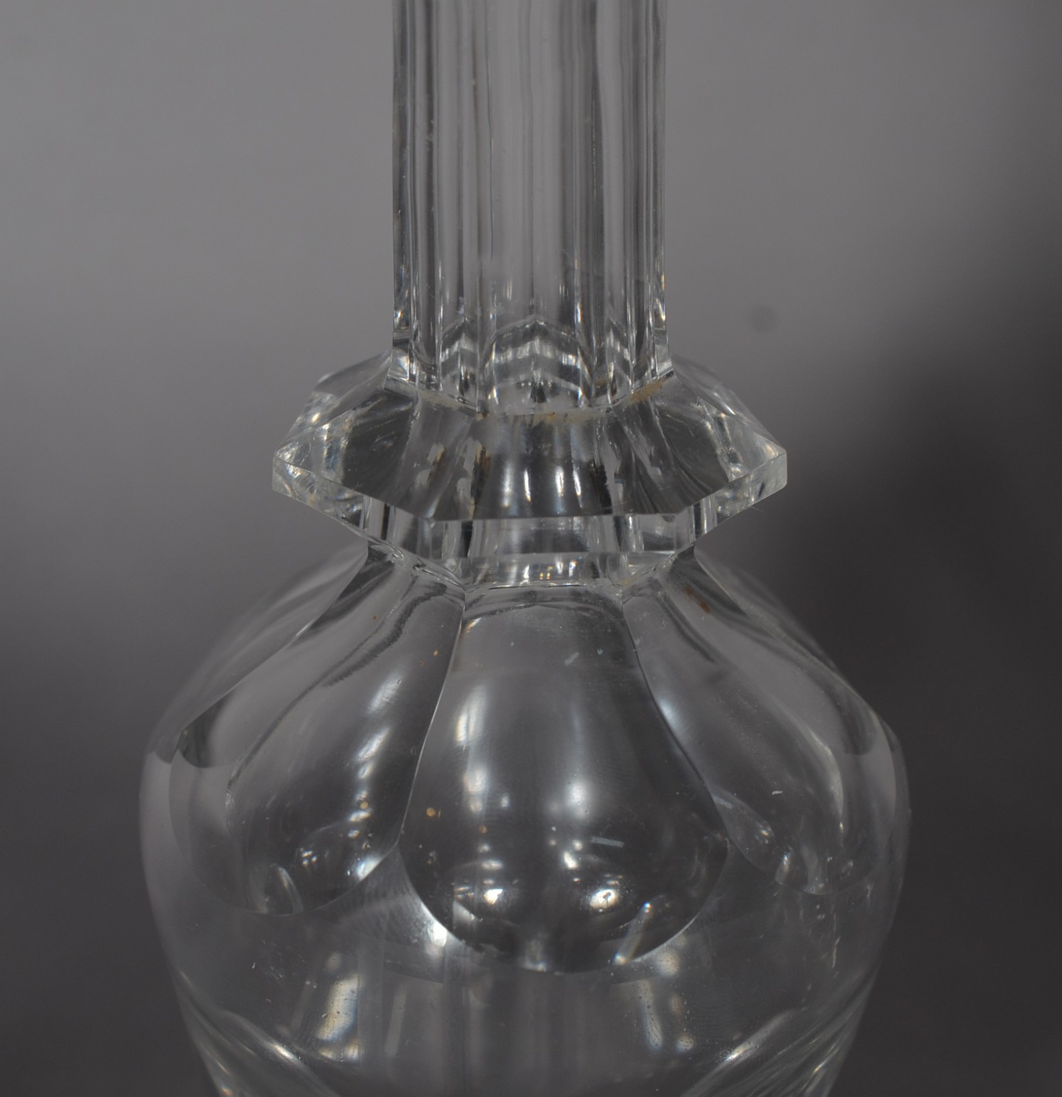Conjunto de licoreira facetada com 6 cálices de cristal trabalhado... - foto 5 de 9