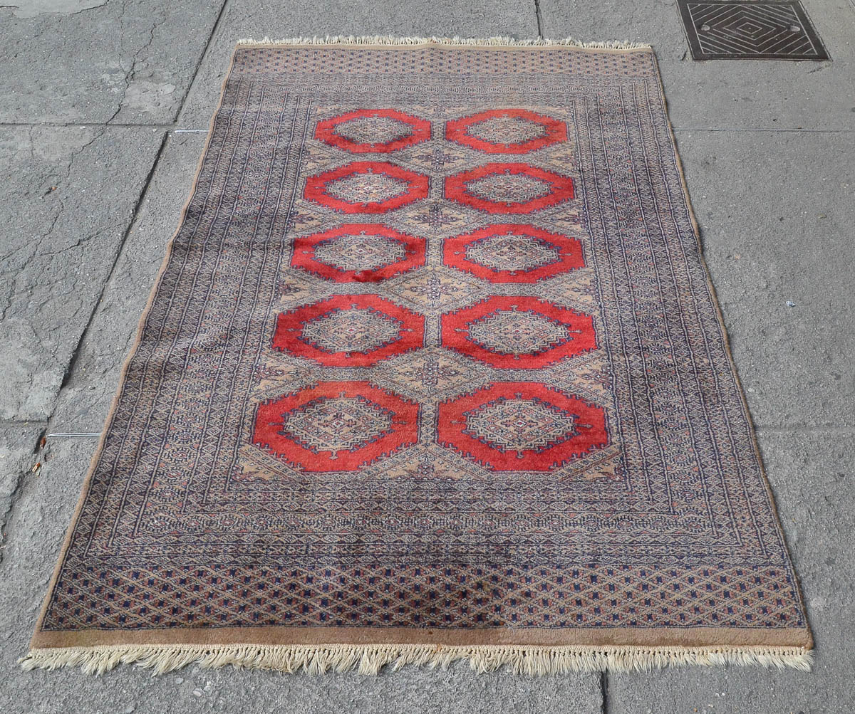 Tapete Pakistan. Med. 1,62 x 1,87 m.
