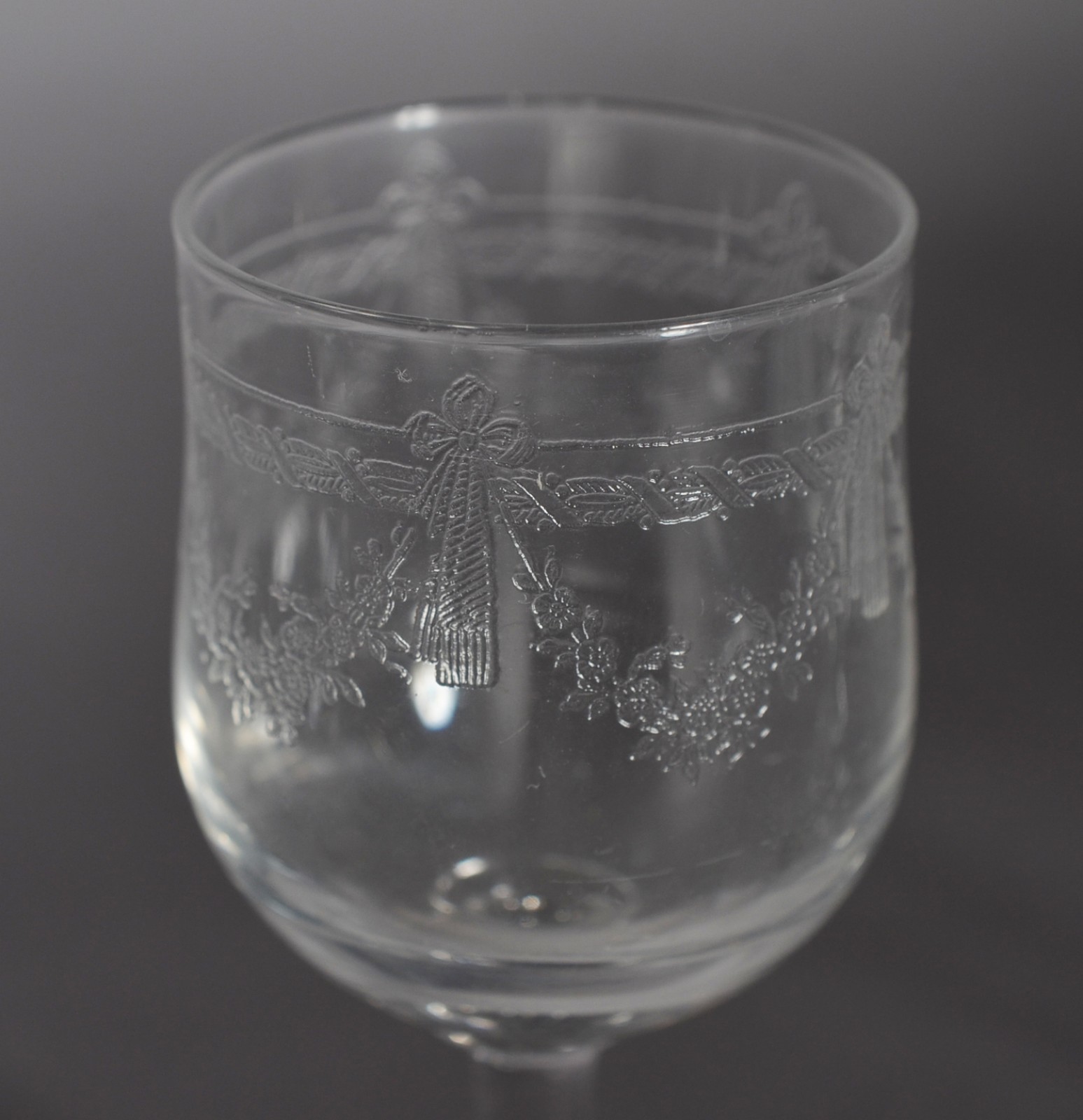 Conjunto de licoreira facetada com 6 cálices de cristal trabalhado... - foto 8 de 9