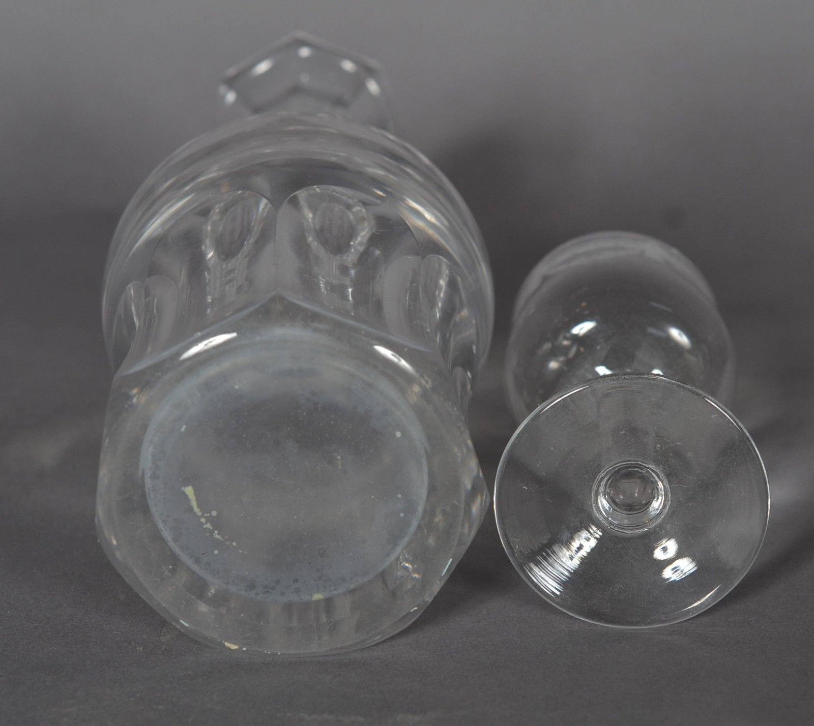 Conjunto de licoreira facetada com 6 cálices de cristal trabalhado... - foto 9 de 9