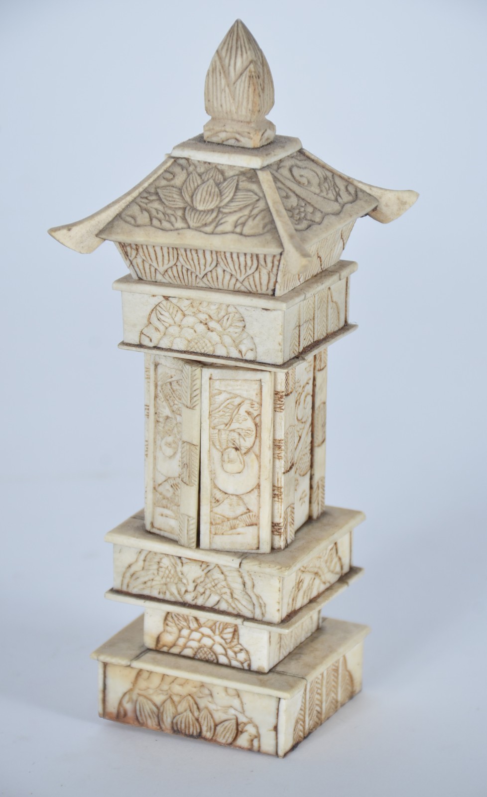Escultura representando templo com figura na parte interna, feito com... - foto 2 de 8