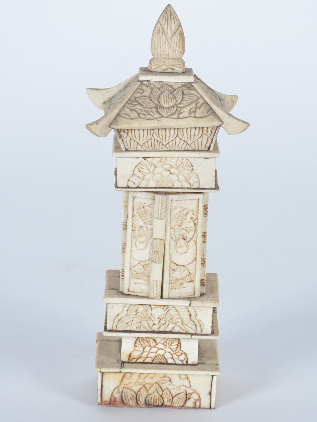 Escultura representando templo com figura na parte interna, feito com... - foto 1 de 8