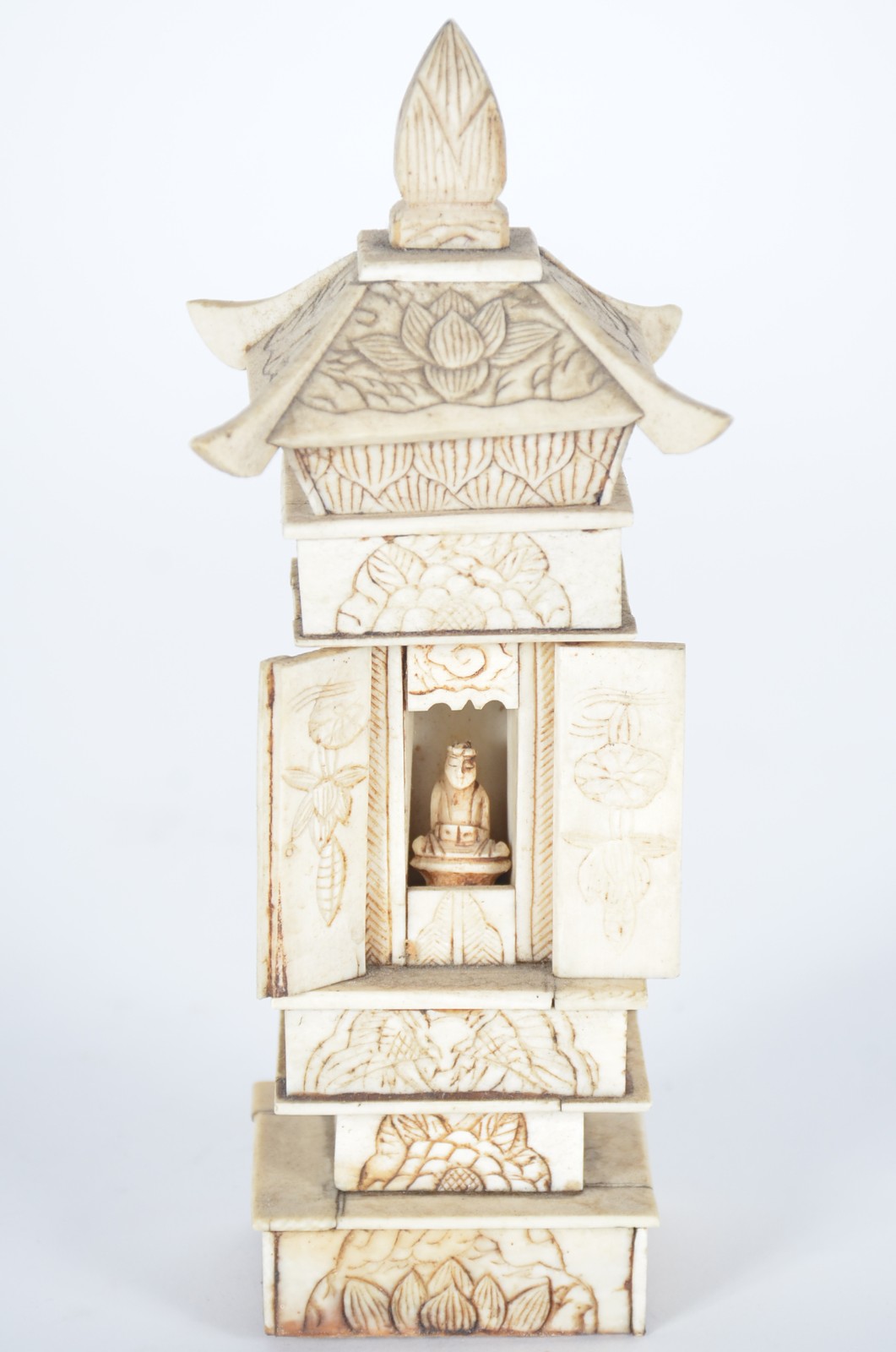Escultura representando templo com figura na parte interna, feito com... - foto 3 de 8