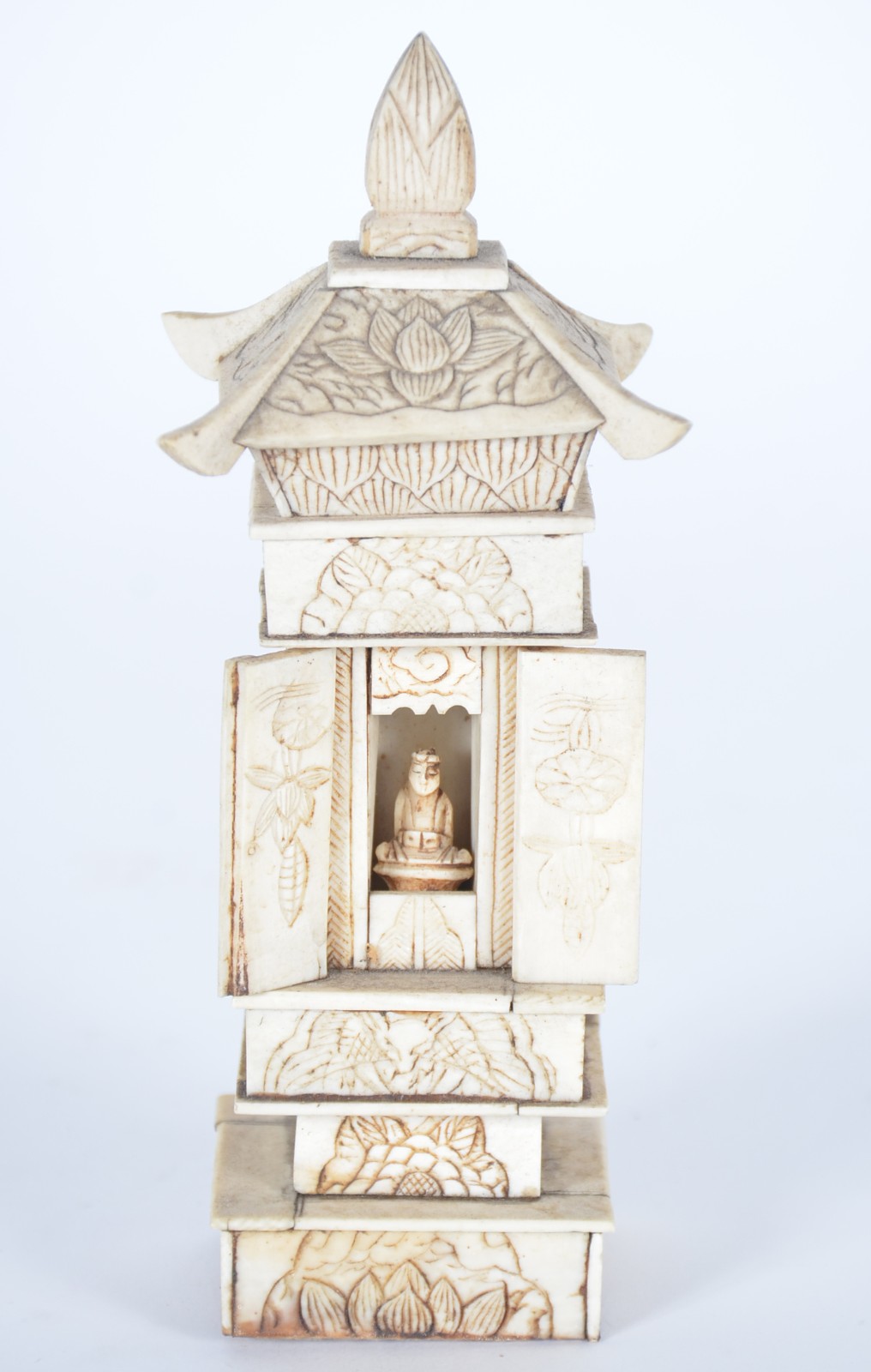 Escultura representando templo com figura na parte interna, feito com... - foto 4 de 8