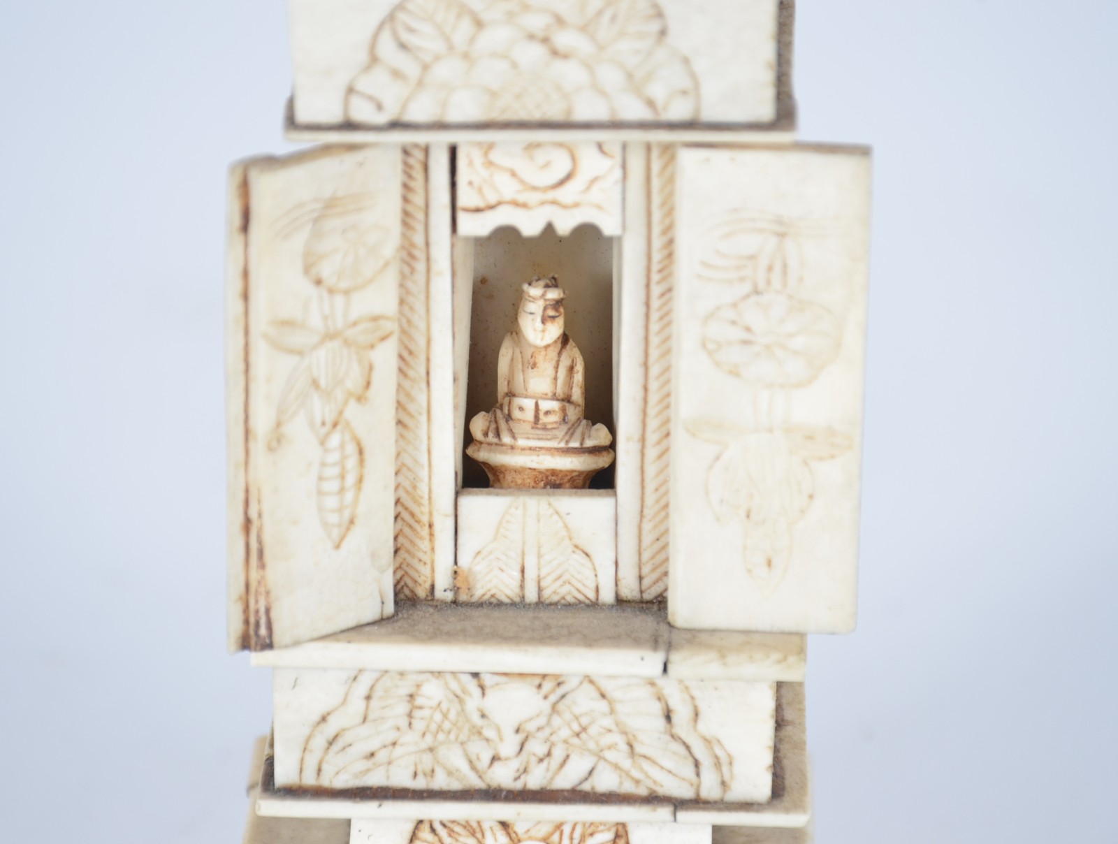 Escultura representando templo com figura na parte interna, feito com... - foto 5 de 8