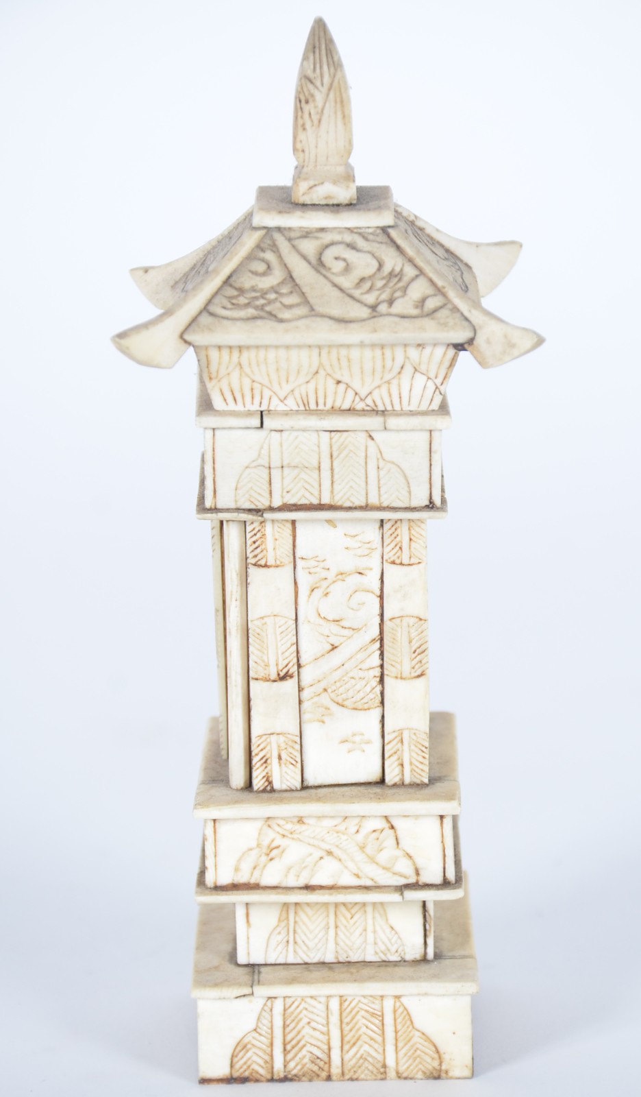 Escultura representando templo com figura na parte interna, feito com... - foto 6 de 8