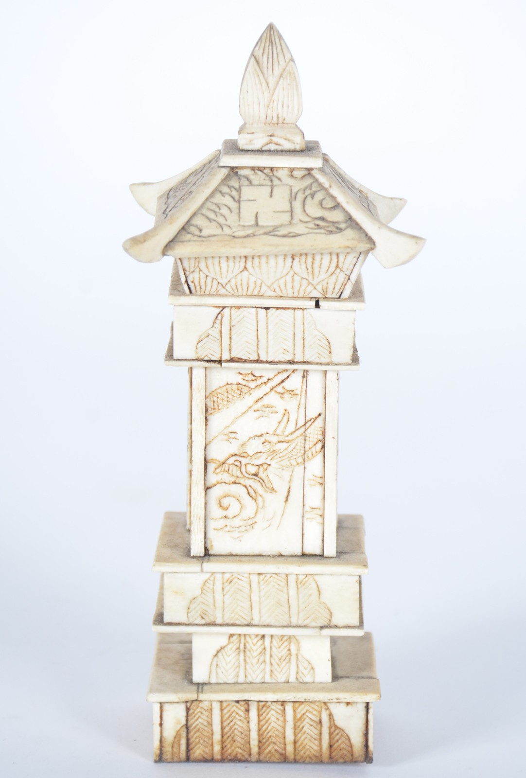 Escultura representando templo com figura na parte interna, feito com... - foto 7 de 8