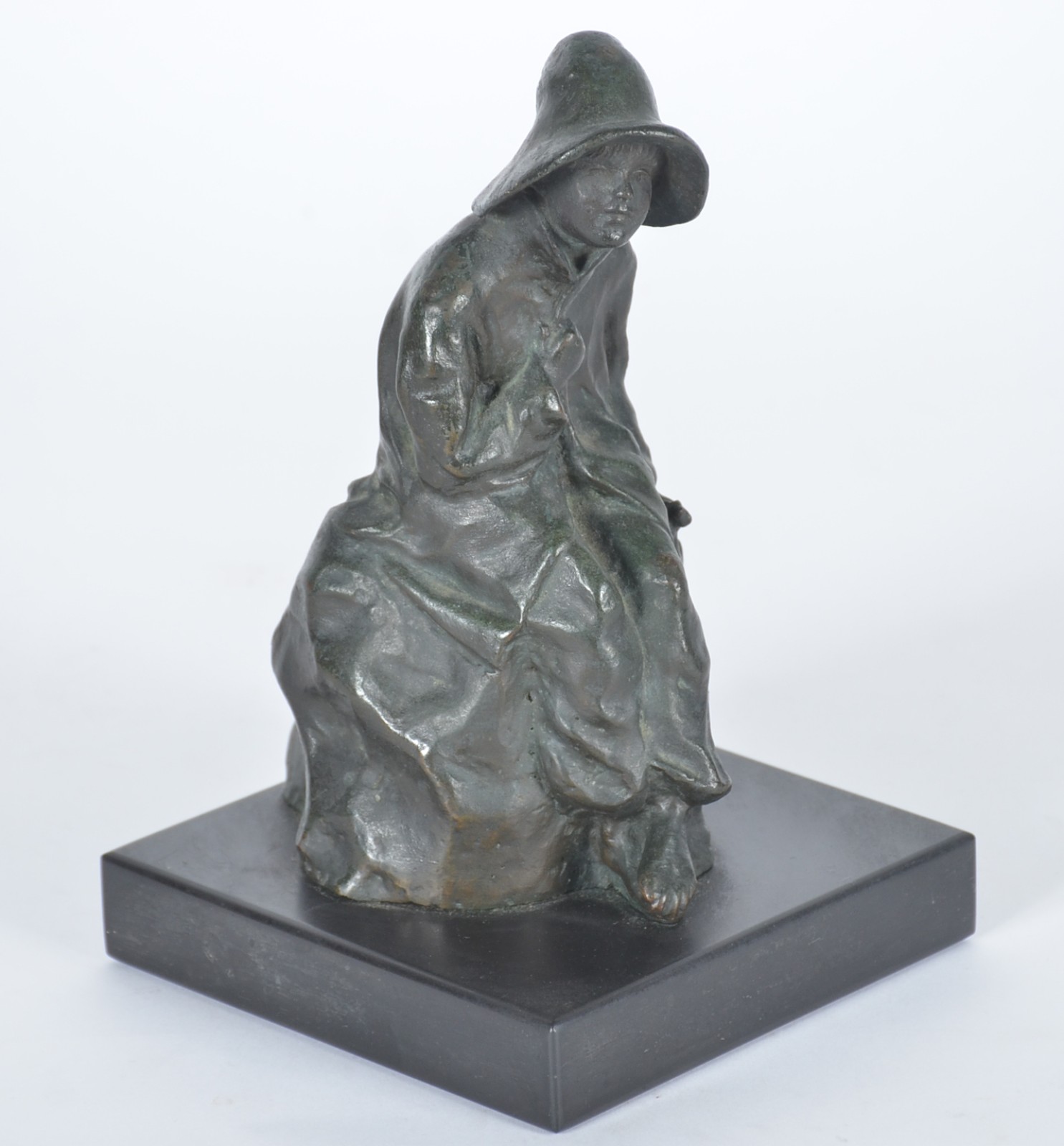 Escultura de bronze representando jovem com chapéu e capa, assinada. - foto 2 de 9