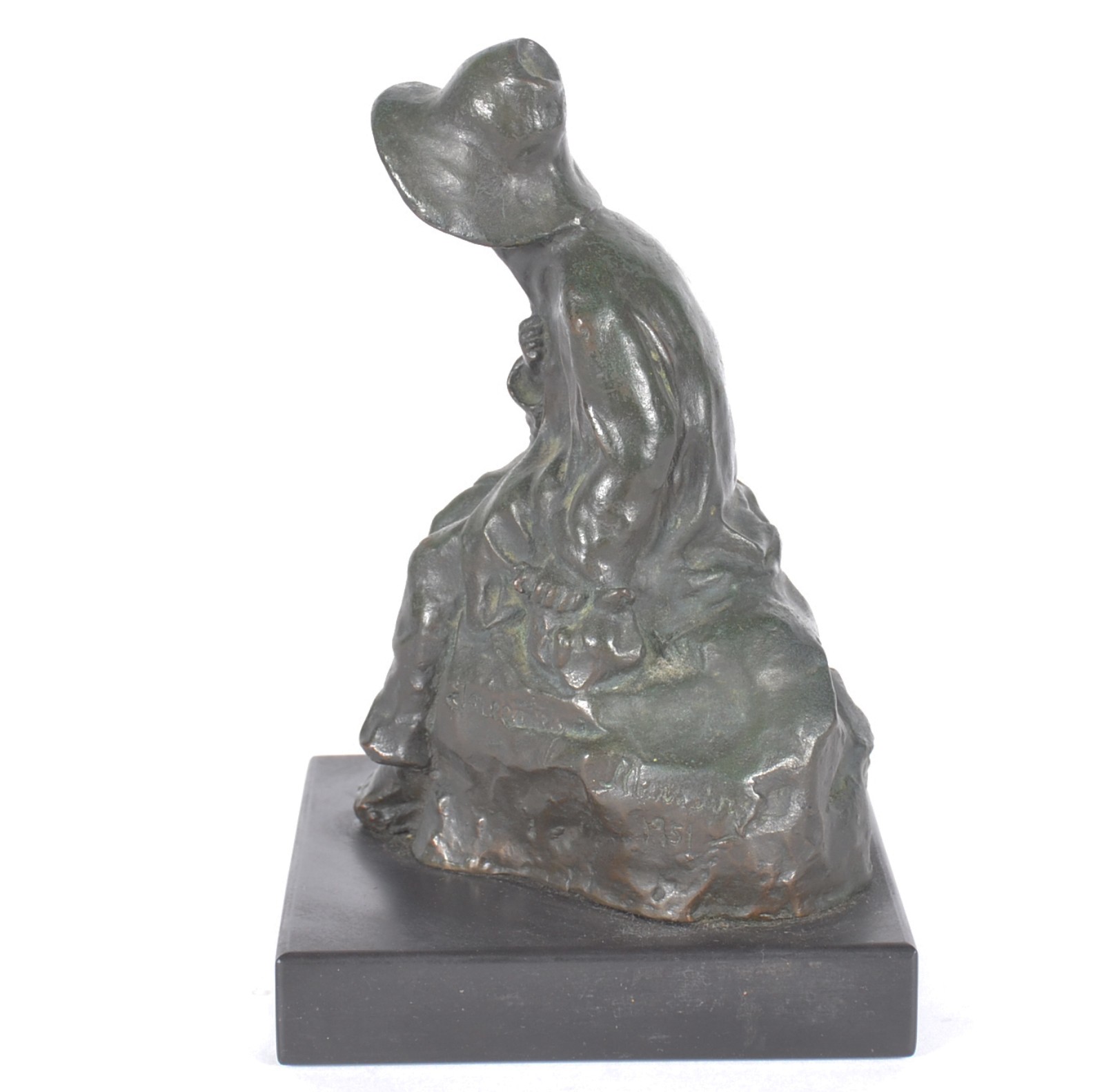 Escultura de bronze representando jovem com chapéu e capa, assinada. - foto 3 de 9
