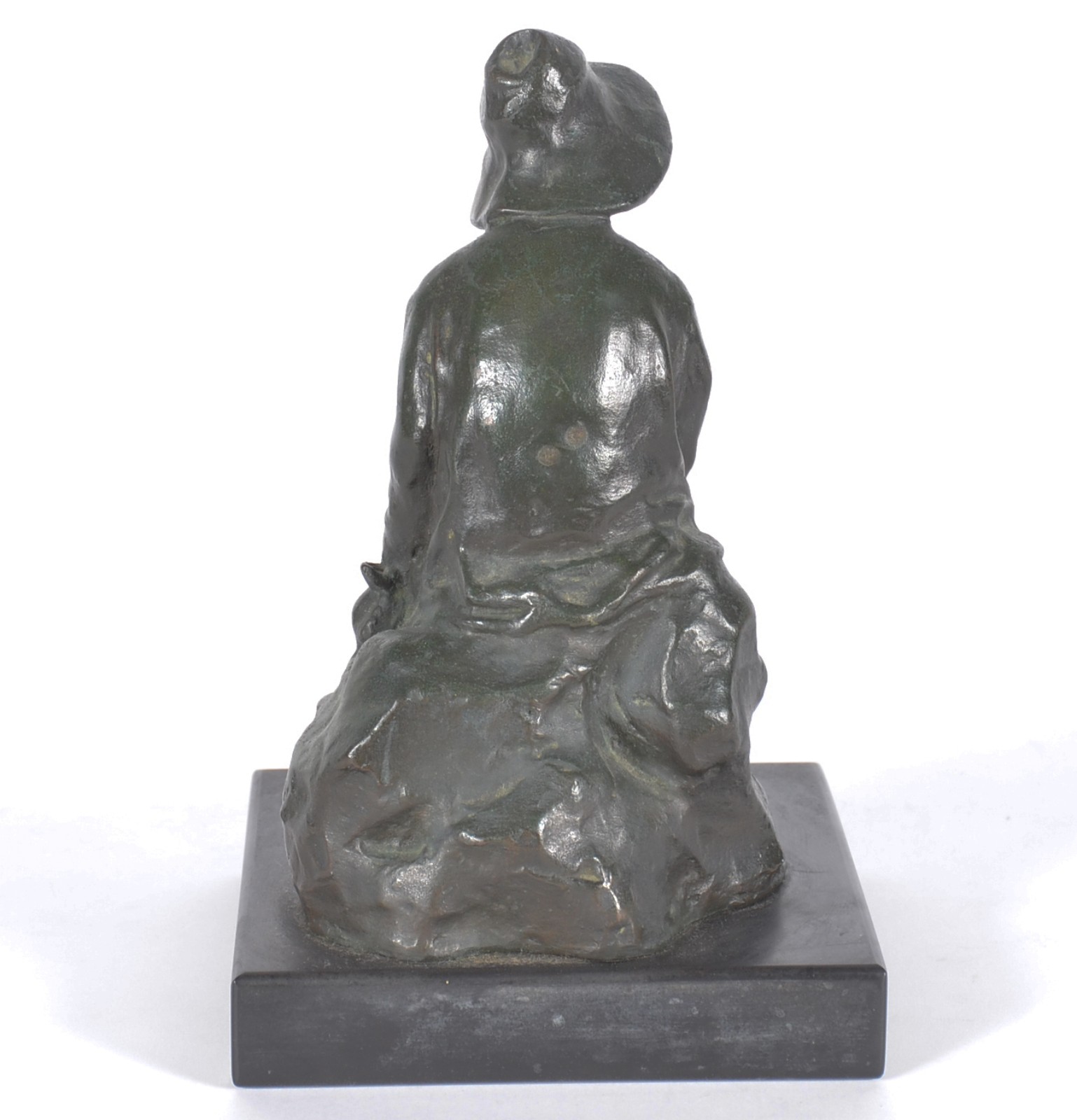 Escultura de bronze representando jovem com chapéu e capa, assinada. - foto 4 de 9