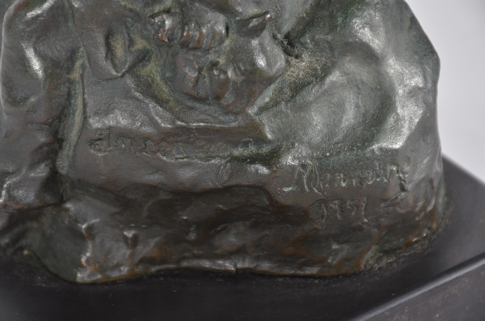Escultura de bronze representando jovem com chapéu e capa, assinada. - foto 5 de 9