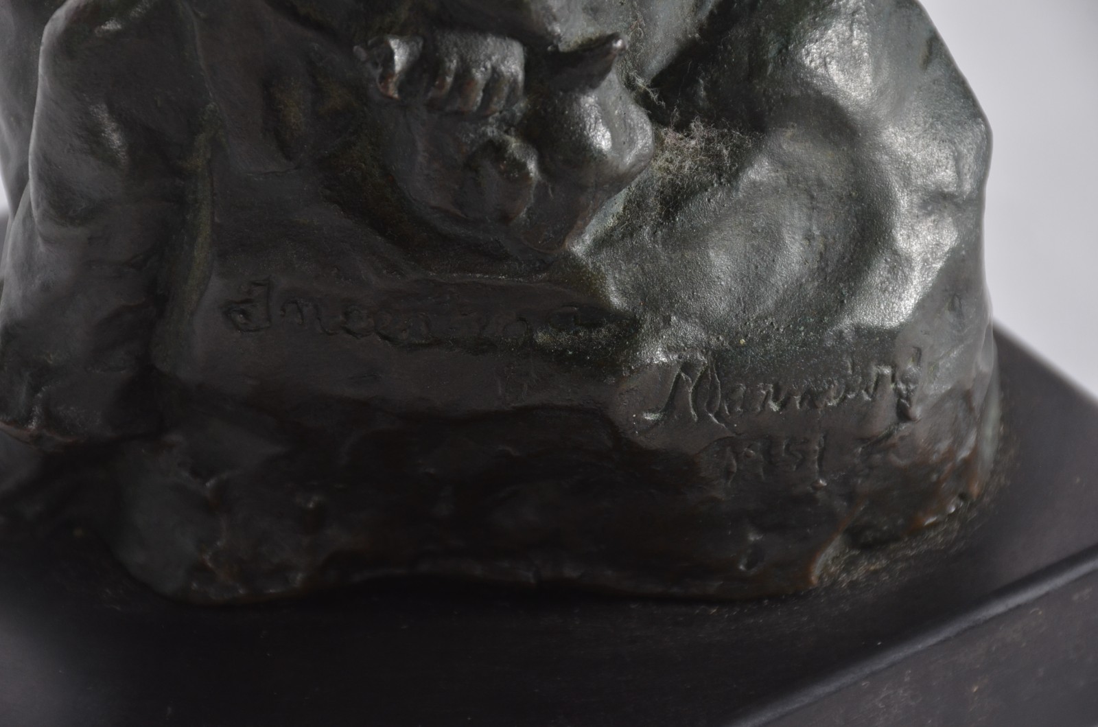 Escultura de bronze representando jovem com chapéu e capa, assinada. - foto 9 de 9