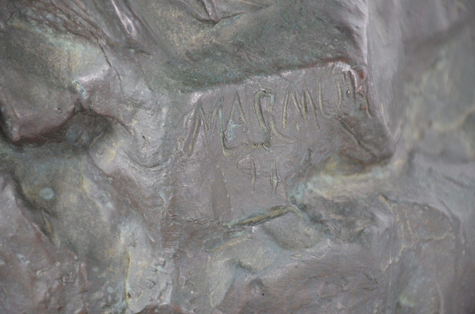 Escultura de bronze com pequeno relógio. - foto 8 de 8